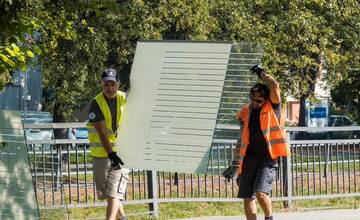 FOTO: V Poprade sa menia strechy na prístreškoch