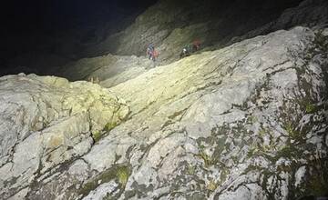 FOTO: Horskí záchranári vyrazili v noci vyslobodiť horolezcov v oblasti Cmitra