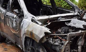 FOTO: V okrese Vranov nad Topľou podpálil neznámy páchateľ auto