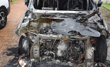 FOTO: V okrese Vranov nad Topľou podpálil neznámy páchateľ auto