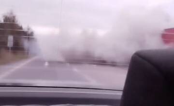 FOTO: V Chmeľove buďte opatrní, na ceste sa v kúdole dymu nachádza kamión