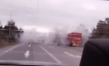 FOTO: V Chmeľove buďte opatrní, na ceste sa v kúdole dymu nachádza kamión