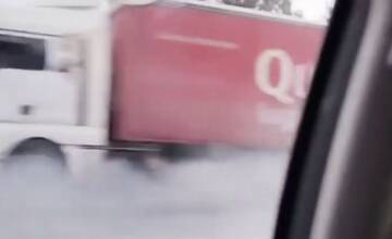 FOTO: V Chmeľove buďte opatrní, na ceste sa v kúdole dymu nachádza kamión