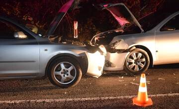 FOTO: V okrese Medzilaborce došlo k čelnej zrážke dvoch áut
