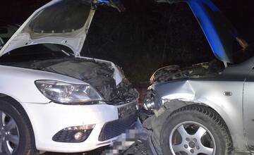 FOTO: V okrese Medzilaborce došlo k čelnej zrážke dvoch áut