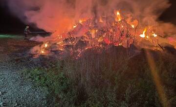 FOTO: Požiar stohov slamy v Prešove monitorovali mestskí dobrovoľní hasiči celú noc