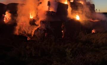 FOTO: Požiar stohov slamy v Prešove monitorovali mestskí dobrovoľní hasiči celú noc