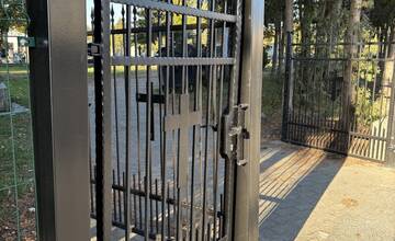 FOTO: Neznámy páchateľ poškodil novú bránu na cintoríne v Nižnej Šebastovej