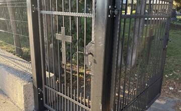 FOTO: Neznámy páchateľ poškodil novú bránu na cintoríne v Nižnej Šebastovej