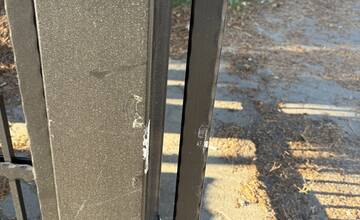 FOTO: Neznámy páchateľ poškodil novú bránu na cintoríne v Nižnej Šebastovej