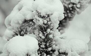 FOTO: Tatranskú Lomnicu už zdobí prvý sneh