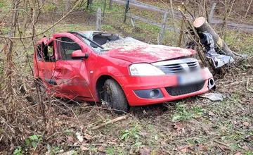 FOTO: Pri dopravnej nehode v Cemjate narazilo auto do stromu