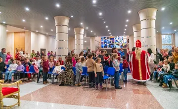 FOTO: Radostný chaos na úrade: Mikulášske balíčky a smiech detí na PSK