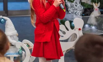 FOTO: Radostný chaos na úrade: Mikulášske balíčky a smiech detí na PSK