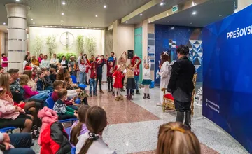 FOTO: Radostný chaos na úrade: Mikulášske balíčky a smiech detí na PSK