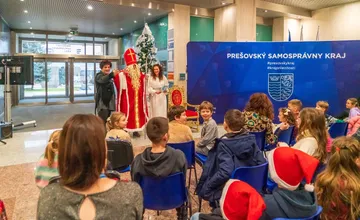 FOTO: Radostný chaos na úrade: Mikulášske balíčky a smiech detí na PSK