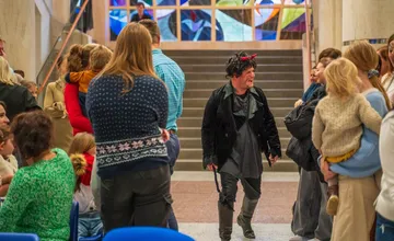 FOTO: Radostný chaos na úrade: Mikulášske balíčky a smiech detí na PSK