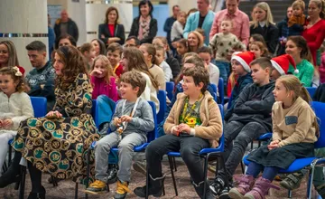 FOTO: Radostný chaos na úrade: Mikulášske balíčky a smiech detí na PSK