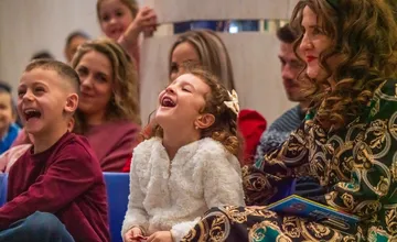 FOTO: Radostný chaos na úrade: Mikulášske balíčky a smiech detí na PSK