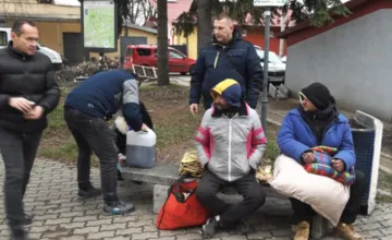 FOTO: Humenné pomáha bezdomovcom: Teplý čaj, jedlo a oblečenie priamo na ulici