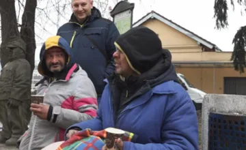 FOTO: Humenné pomáha bezdomovcom: Teplý čaj, jedlo a oblečenie priamo na ulici
