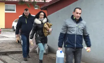 FOTO: Humenné pomáha bezdomovcom: Teplý čaj, jedlo a oblečenie priamo na ulici