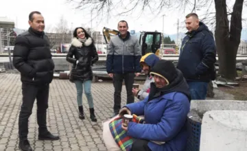 FOTO: Humenné pomáha bezdomovcom: Teplý čaj, jedlo a oblečenie priamo na ulici