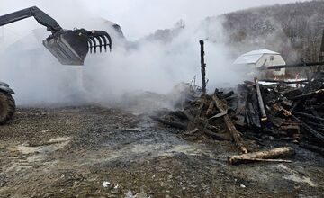 FOTO: Požiar stajne v Sukove spôsobil škodu 50-tisíc eur, hasiči bojovali do noci