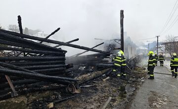 FOTO: Požiar stajne v Sukove spôsobil škodu 50-tisíc eur, hasiči bojovali do noci