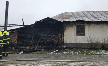 FOTO: Požiar stajne v Sukove spôsobil škodu 50-tisíc eur, hasiči bojovali do noci