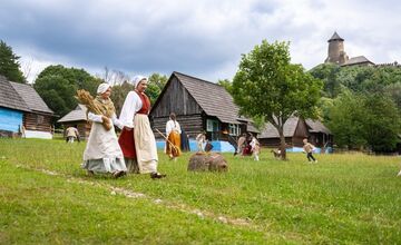 FOTO: Hrad Ľubovňa zažiaril vo vianočnej rozprávke Čarovné jablko
