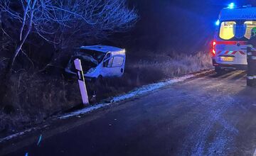 FOTO: V okrese Snina došlo k zrážke osobného auta s dodávkou