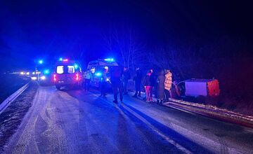 FOTO: V okrese Snina došlo k zrážke osobného auta s dodávkou