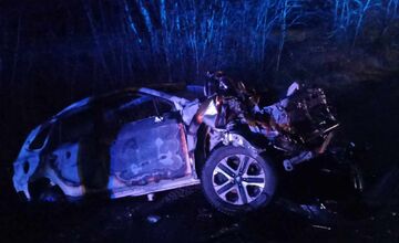FOTO: V okrese Snina došlo k zrážke osobného auta s dodávkou