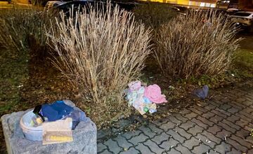 FOTO: Na sídlisku v Prešove je rozhádzané oblečenie