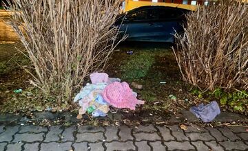 FOTO: Na sídlisku v Prešove je rozhádzané oblečenie