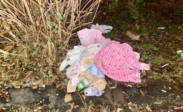 FOTO: Na sídlisku v Prešove je rozhádzané oblečenie