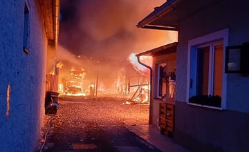 FOTO: V okrese Poprad došlo k požiaru rodinného domu a hospodárskych budov