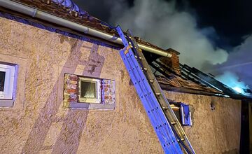 FOTO: V okrese Poprad došlo k požiaru rodinného domu a hospodárskych budov