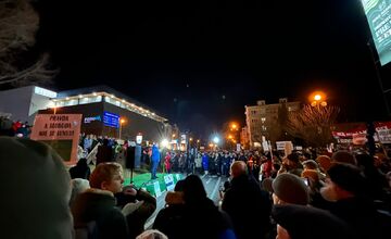 FOTO: Protivládny vláde odštartoval aj v Poprade. Minútou ticha si uctili obete tragédie v Spišskej Starej Vsi