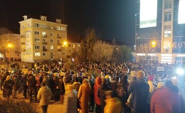 FOTO: Protivládny vláde odštartoval aj v Poprade. Minútou ticha si uctili obete tragédie v Spišskej Starej Vsi