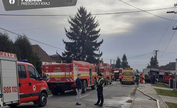 FOTO: Pri požiari rodinného domu v Nižnom Hrušove bola jedna osoba nájdená bez známok života