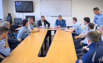 FOTO: Minister vnútra Šutaj Eštok sa v Poprade stretol s hasičmi a policajtmi