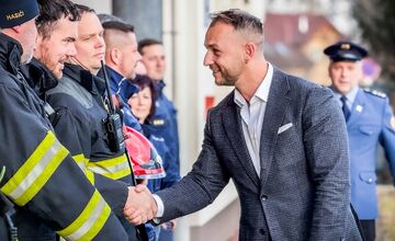 FOTO: Minister vnútra Šutaj Eštok sa v Poprade stretol s hasičmi a policajtmi