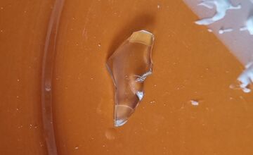 FOTO: Tesco sťahuje z predaja populárny šalát. Zákazník v ňom našiel úlomky skla