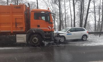 FOTO: V okrese Humenné došlo k čelnej zrážke osobného a smetiarskeho auta