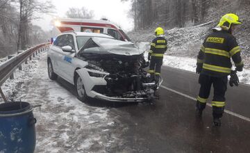 FOTO: V okrese Humenné došlo k čelnej zrážke osobného a smetiarskeho auta