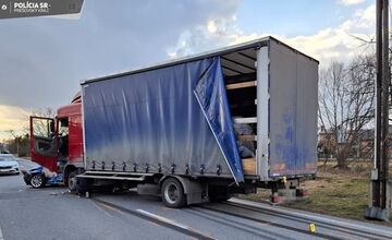 FOTO: Pri nehode v Dlhom nad Cirochou prišiel o život vodič. Úsek je neprejazdný