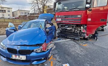 FOTO: Pri nehode v Dlhom nad Cirochou prišiel o život vodič. Úsek je neprejazdný