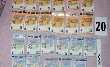 VIDEO: Polícia vyrazila dvere dílerovi vo Vranove, našli množstvo drog